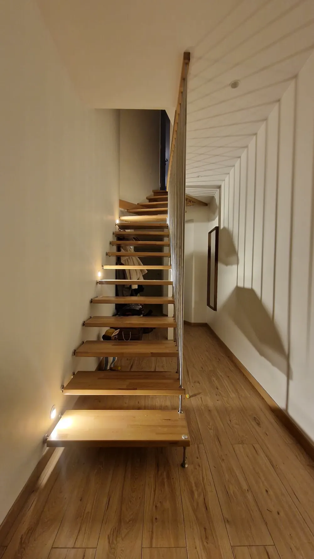 Éclairage intégré à un escalier et ses marches en bois